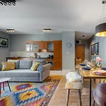 Apartmán Stylish And Colorful With Balcony In Center