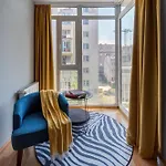 Stylish And Colorful With Balcony In Center Apartmán