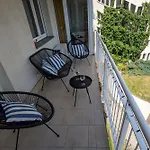 Stylish And Colorful With Balcony In Center Apartmán *