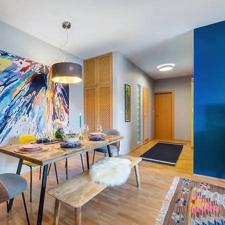 Stylish And Colorful With Balcony In Center Budapesta