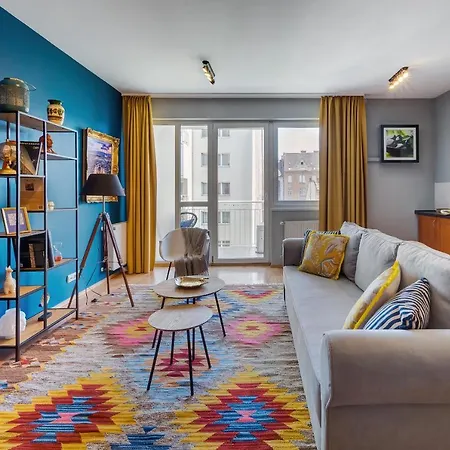 Stylish And Colorful With Balcony In Center *