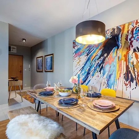 Stylish And Colorful With Balcony In Center Budapesta