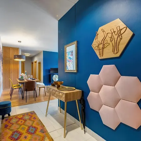 Stylish And Colorful With Balcony In Center Apartament *