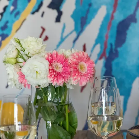 Stylish And Colorful With Balcony In Center Apartament