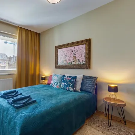 Stylish And Colorful With Balcony Apartment Budapest