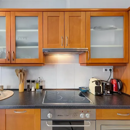 Stylish And Colorful With Balcony Apartment Budapest