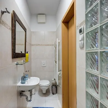 Apartment Stylish And Colorful With Balcony Budapest