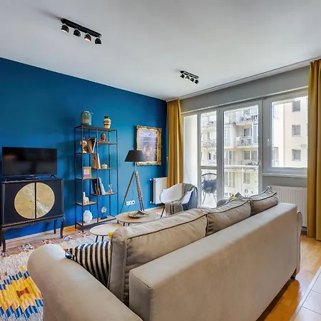 Stylish And Colorful With Balcony Apartment Budapest