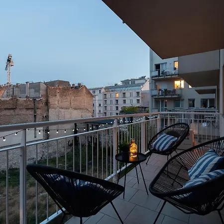 Stylish And Colorful With Balcony Apartment Budapest