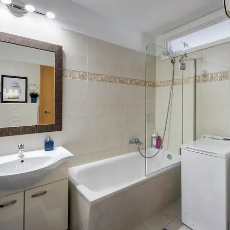 Stylish And Colorful With Balcony Apartment Budapest