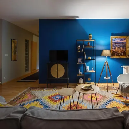 Apartment Stylish And Colorful With Balcony *