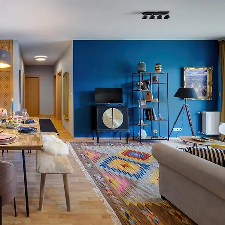 Stylish And Colorful With Balcony Apartment Budapest