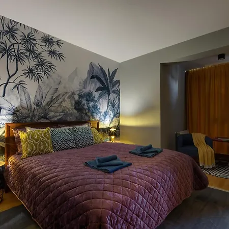Stylish And Colorful With Balcony Apartment Budapest