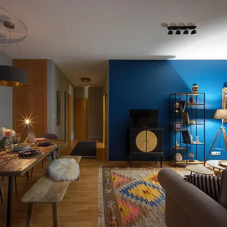 Stylish And Colorful With Balcony In Center 아파트