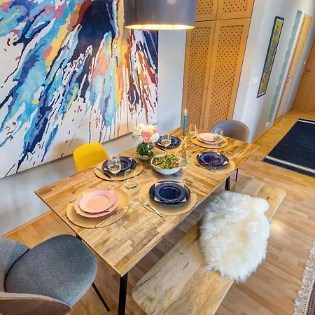 Stylish And Colorful With Balcony In Center 부다페스트