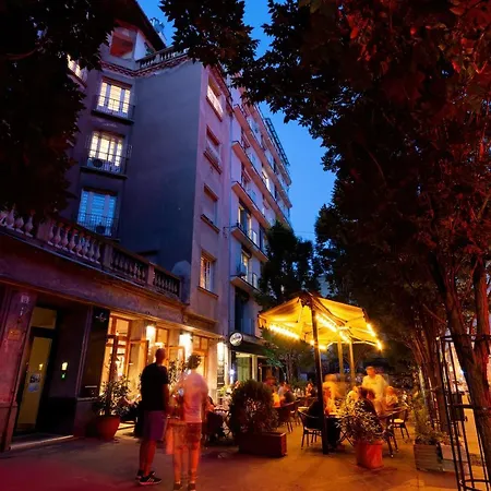 아파트 Stylish And Colorful With Balcony In Center *