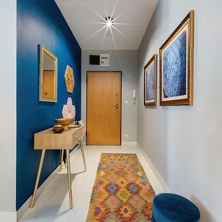아파트 Stylish And Colorful With Balcony In Center