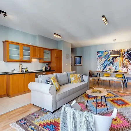 Stylish And Colorful With Balcony In Center * 부다페스트
