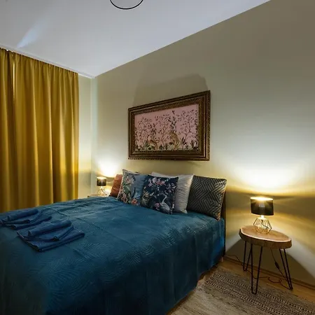 아파트 Stylish And Colorful With Balcony In Center *