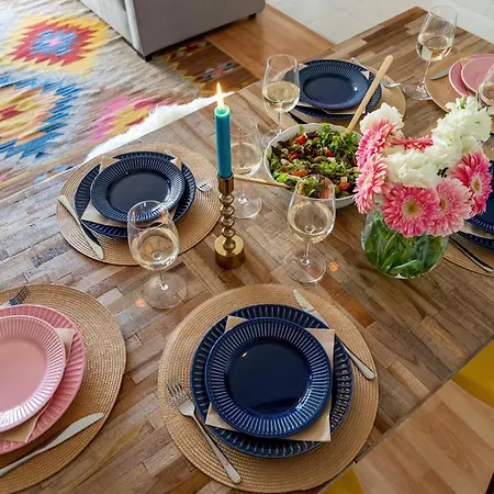 Stylish And Colorful With Balcony In Center 아파트